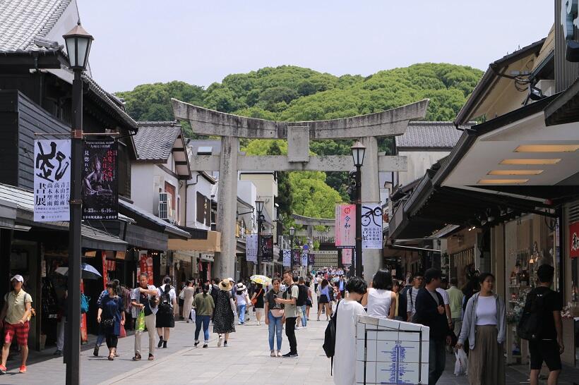 観光客であふれる福岡県太宰府市の大宰府天満宮門前町