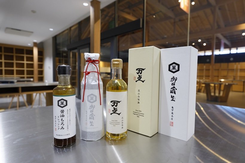 館内では白みりんや醤油もろみドレッシングなど特産品を販売