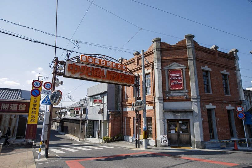 レンガや石造りの建物が混在する長さ約550mの商店街に約60店舗が立ち並ぶ